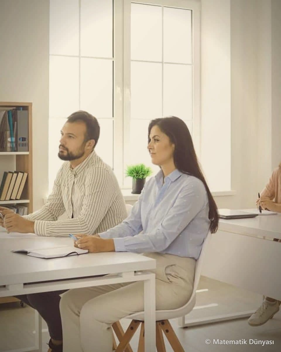 Sınıfta derse katılan KPSS adayları